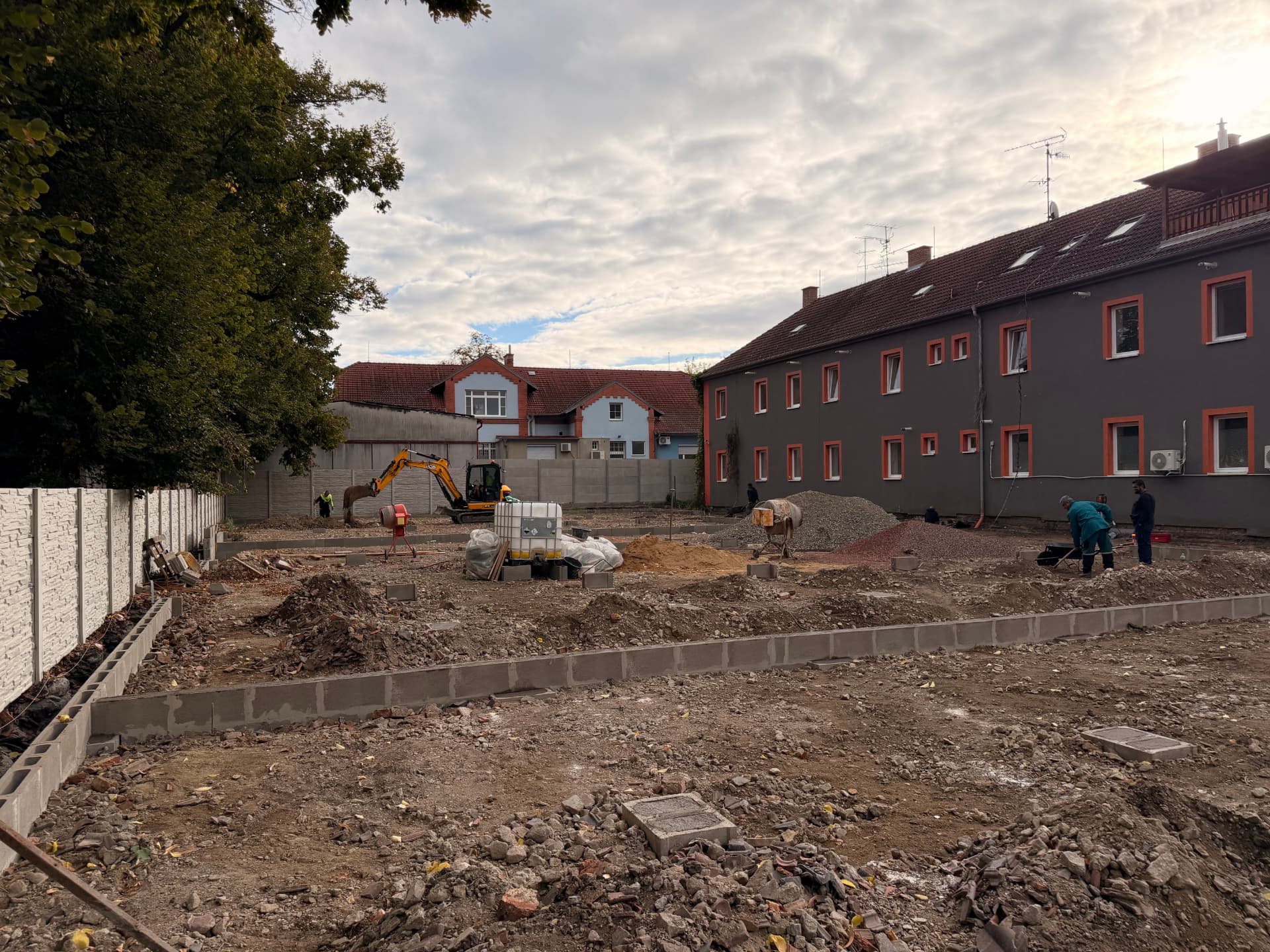 Staveniště garáží U Cihelny — zemní práce a zakládání